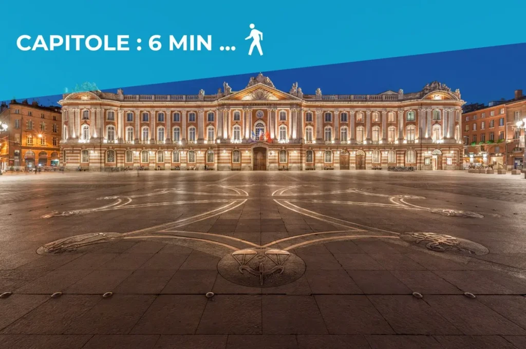 Vue nocturne du Capitole à Toulouse, à 6 minutes à pied du loft