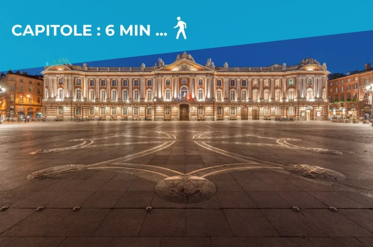 Vue nocturne du Capitole à Toulouse, à 6 minutes à pied du loft
