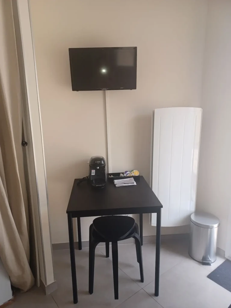 Coin repas dans la chambre chez l'habitant à Marseille avec télévision et machine à café