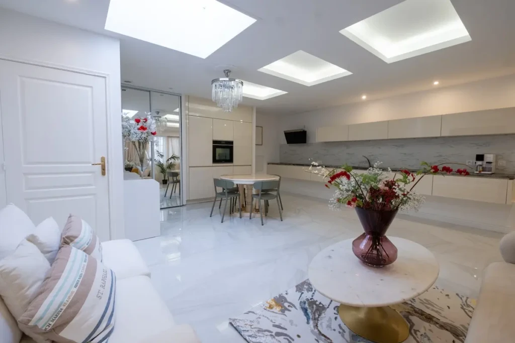 Salon élégant et minimaliste d'un T2 climatisé à Toulouse