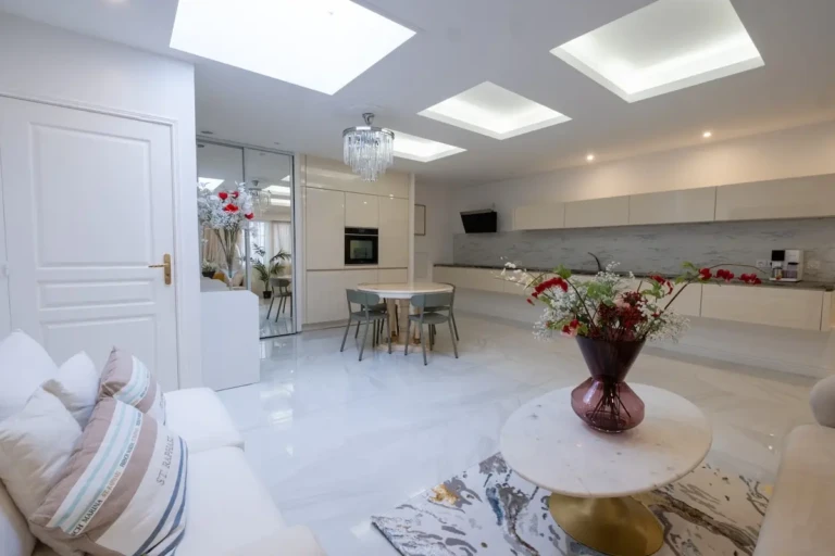 Intérieur élégant d'un T2 minimaliste à Toulouse avec cuisine moderne et décoration soignée