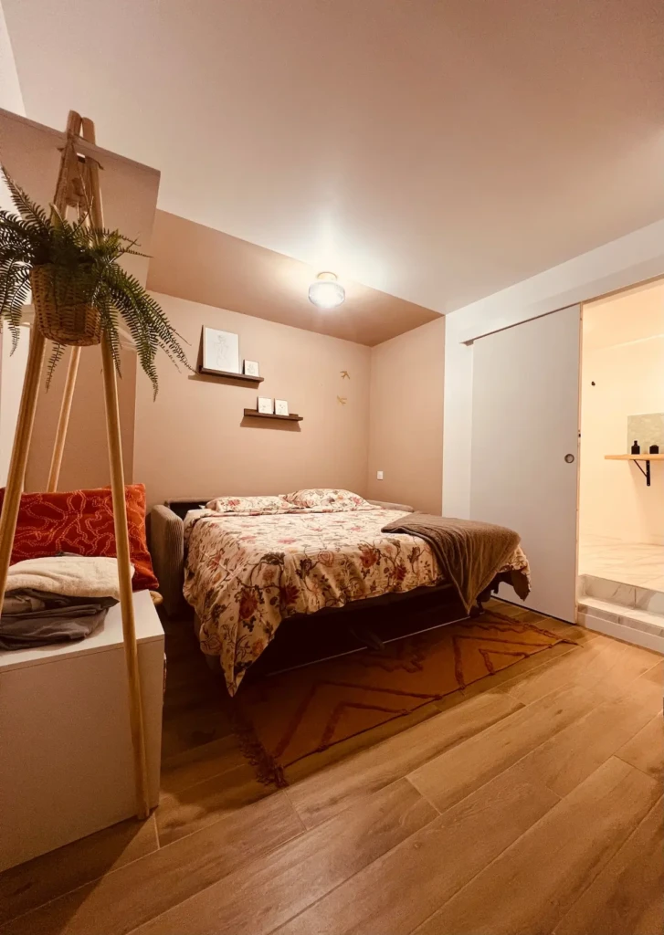 Intérieur d'un studio indépendant à Bordeaux Saint Michel, décoré avec soin et confort