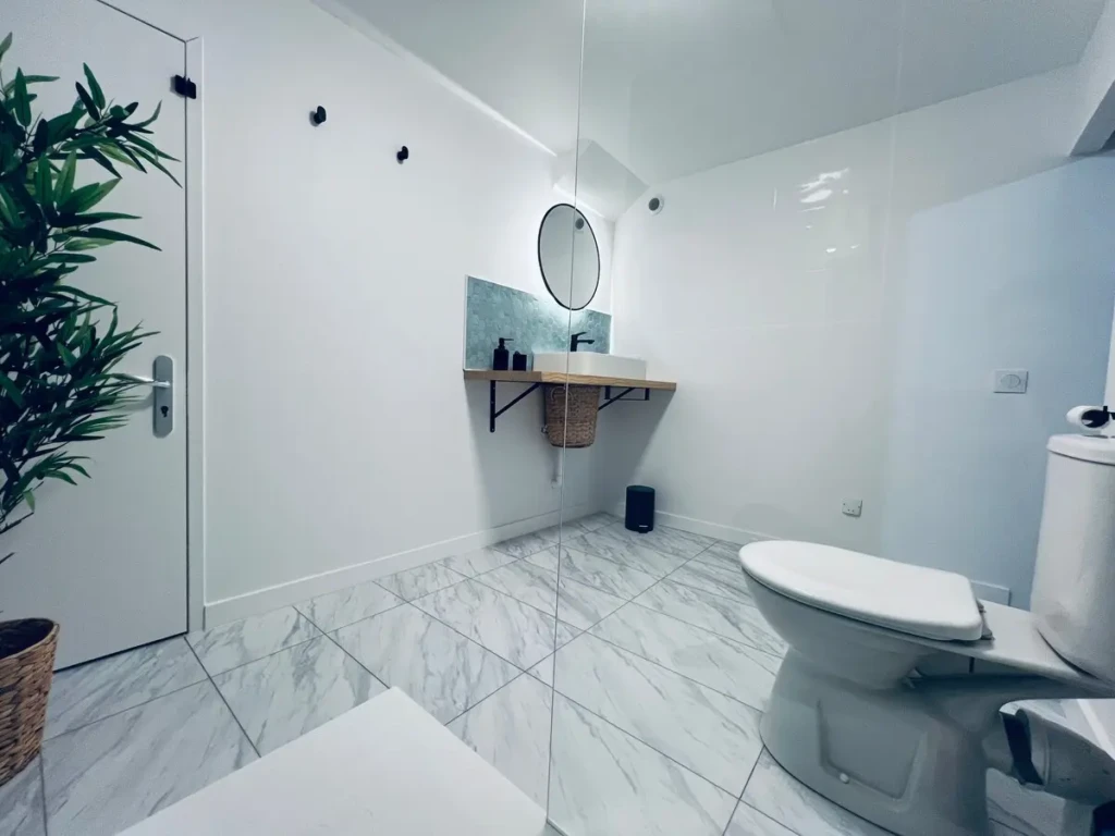 Salle de bain moderne dans un studio indépendant à Bordeaux Saint Michel