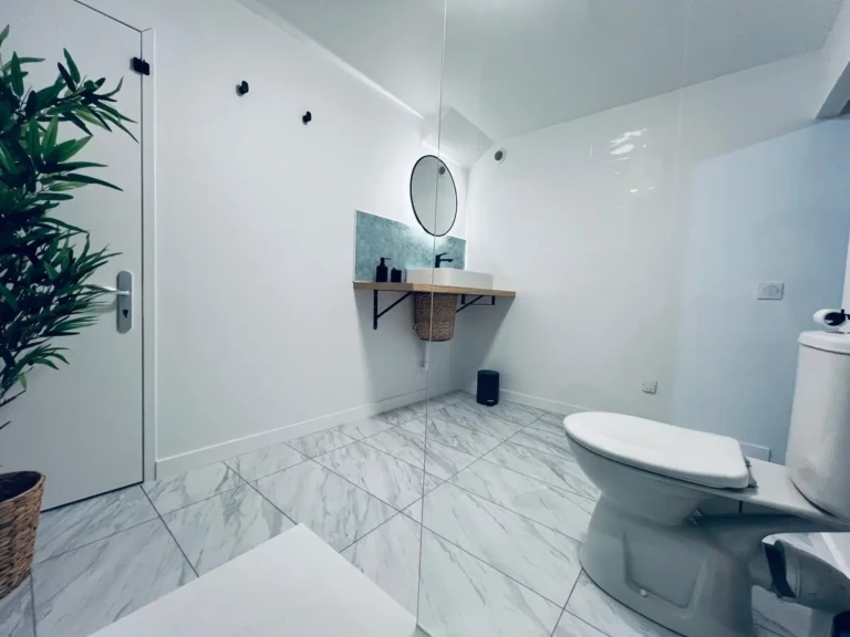 Salle de bain moderne dans un studio indépendant à Bordeaux Saint Michel