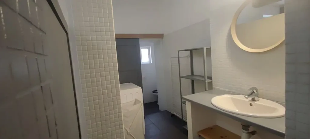 Salle de bain spacieuse et moderne d'un studio à Lyon, Pentes de la Croix-Rousse
