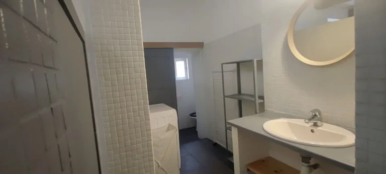 Salle de bain spacieuse et moderne d'un studio à Lyon, Pentes de la Croix-Rousse