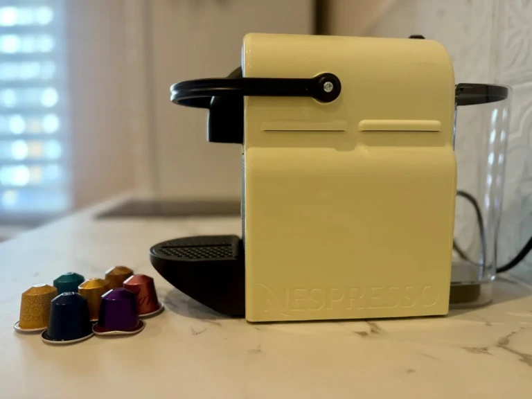 Machine à café Nespresso avec capsules colorées dans un grand studio à Marseille