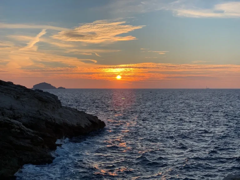 Vue spectaculaire sur le coucher de soleil à proximité des Calanques, Marseille
