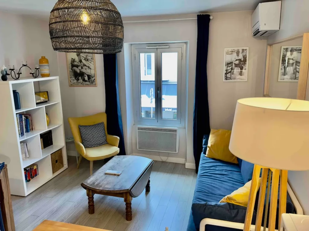 Salon lumineux d'un T2 climatisé à Marseille, avec meuble et décoration moderne