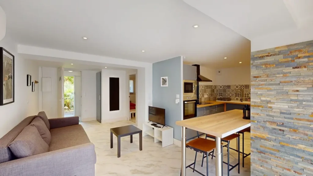 Intérieur du spacieux T2 Rangeuil BnB à Toulouse, avec salon et cuisine moderne.