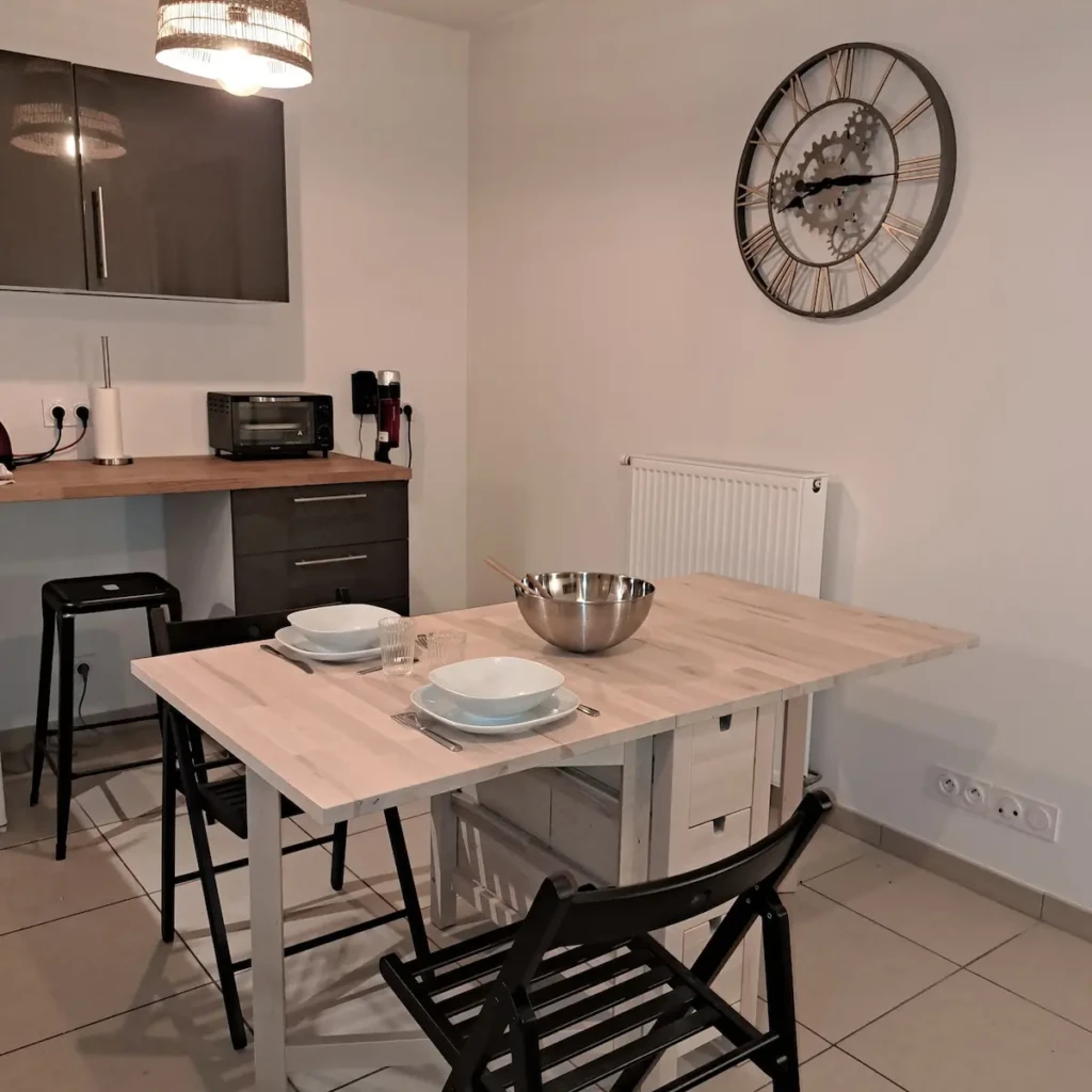 Espace repas moderne à L'Atelier Rochecardon dans le quartier de Vaise-Rochecardon, Lyon.