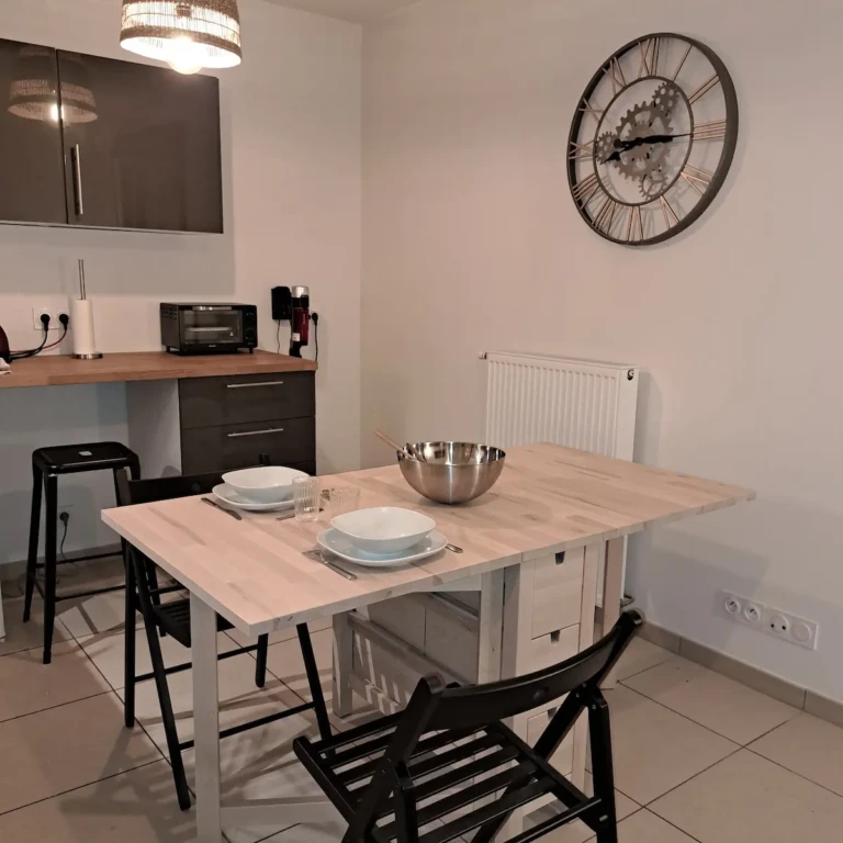 Espace repas moderne à L'Atelier Rochecardon dans le quartier de Vaise-Rochecardon, Lyon.