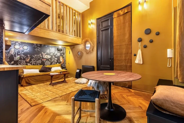 Espace repas cosy dans un studio moderne à Bordeaux, quartier Saint Pierre.