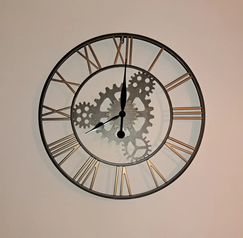 Horloge murale design avec engrenages au sein de l'Atelier Rochecardon à Lyon