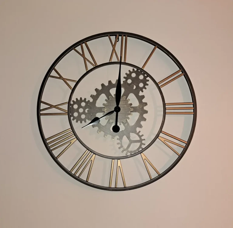 Horloge murale design avec engrenages au sein de l'Atelier Rochecardon à Lyon