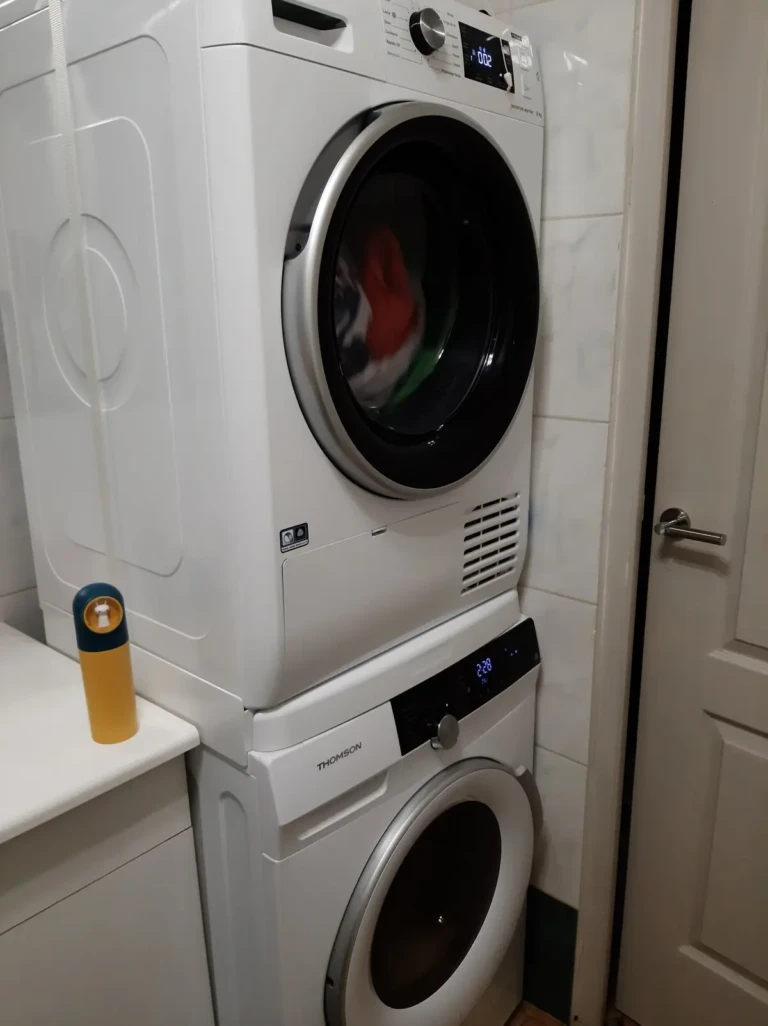 Espace laverie avec lave-linge et sèche-linge modernes dans un appartement à Lyon.