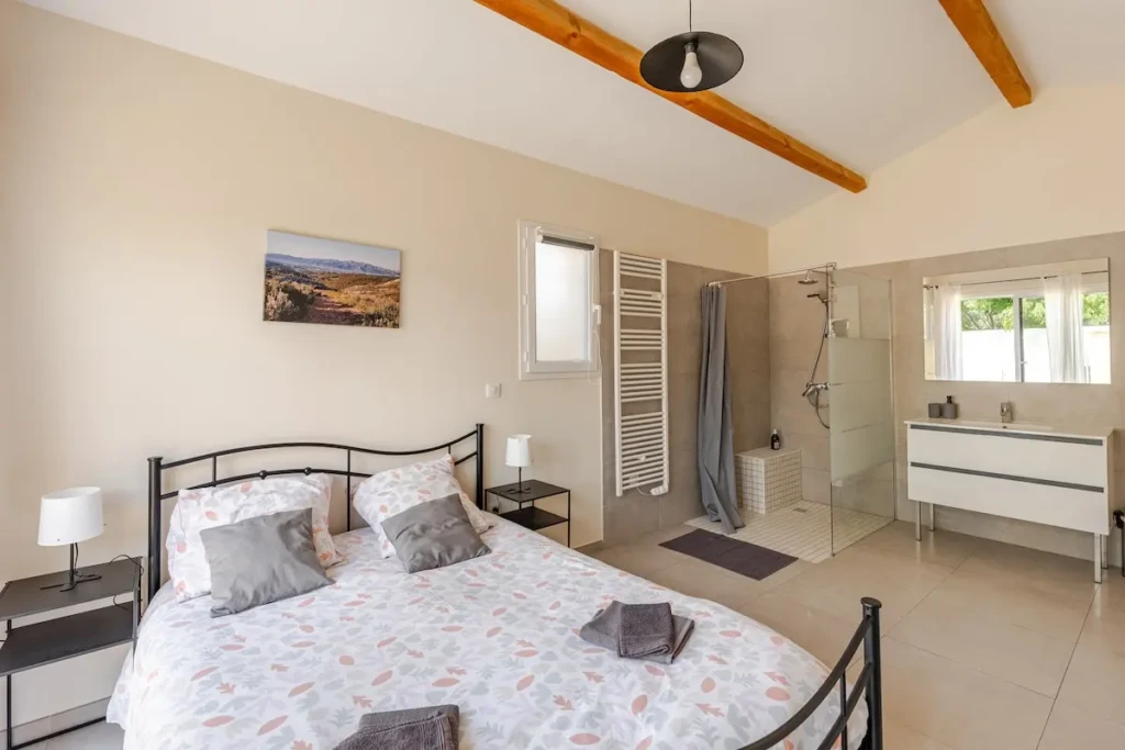 Chambre chez l'habitant avec piscine à Marseille, coin repas privé et douche à l'italienne.