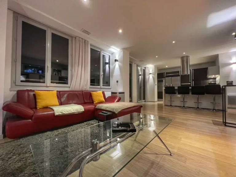 Intérieur moderne d'un penthouse à Toulouse avec salon lumineux et cuisine ouverte