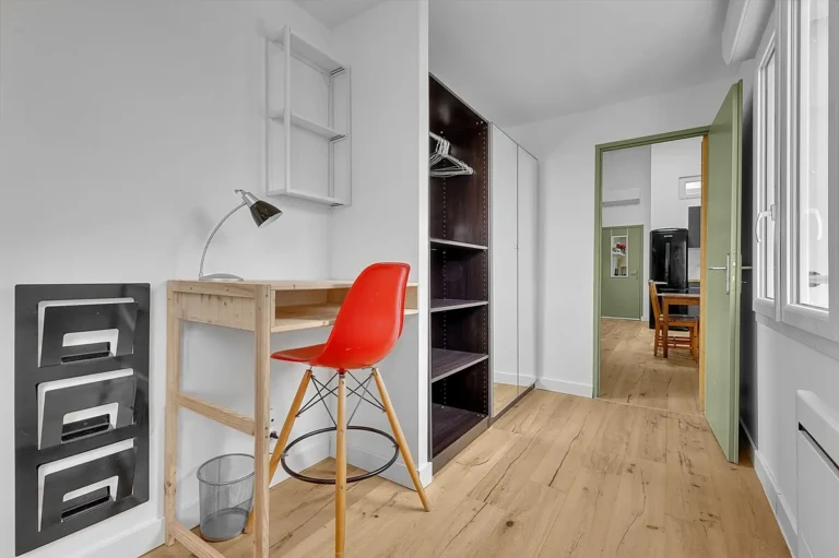 Bureau lumineux avec une chaise rouge dans un loft à Toulouse