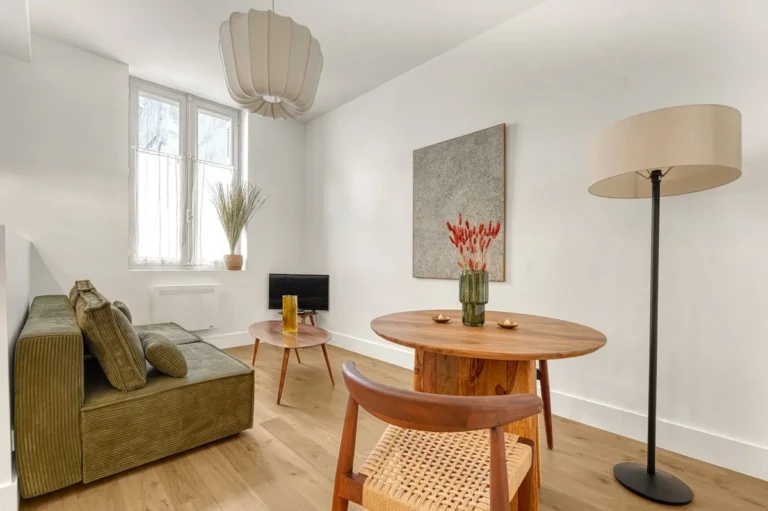 Salon moderne de l'appartement à Toulouse avec canapé et tables en bois