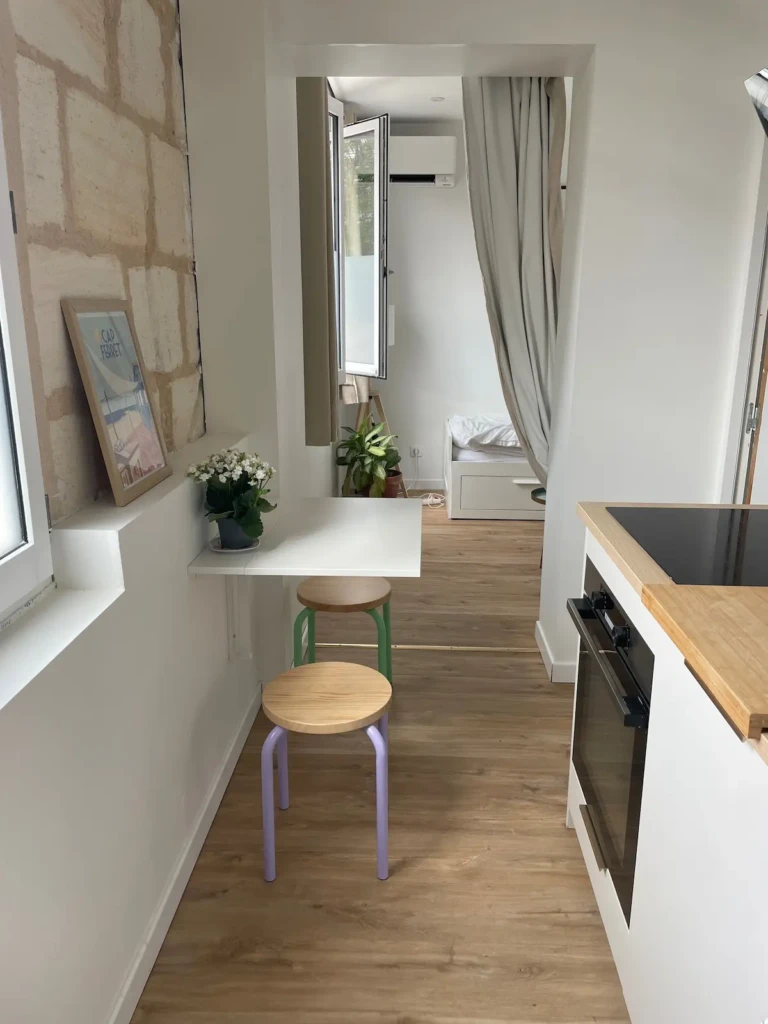 Intérieur du studio L’escapade Bordelaise avec cuisine équipée et espace de vie confortable.