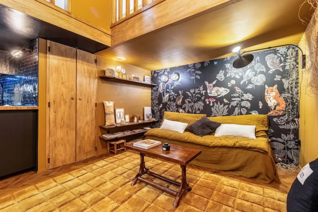 Intérieur chaleureux et moderne du studio chez Louise à Bordeaux, avec un coin salon confortable.