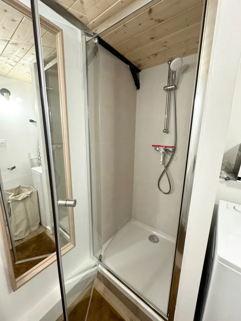 Salle de bain moderne avec douche à l'italienne dans l'appartement Le Pierre Blanc, Croix Rousse/Terreaux, Lyon