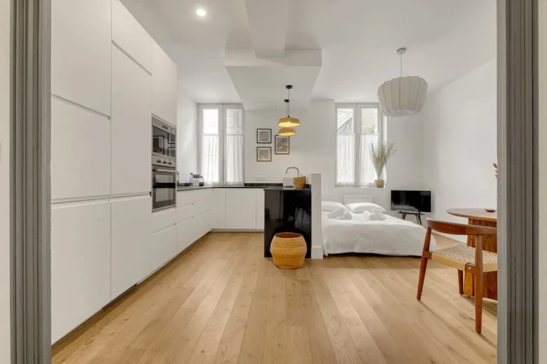 Intérieur d'un appartement moderne à Toulouse avec cuisine et coin salon