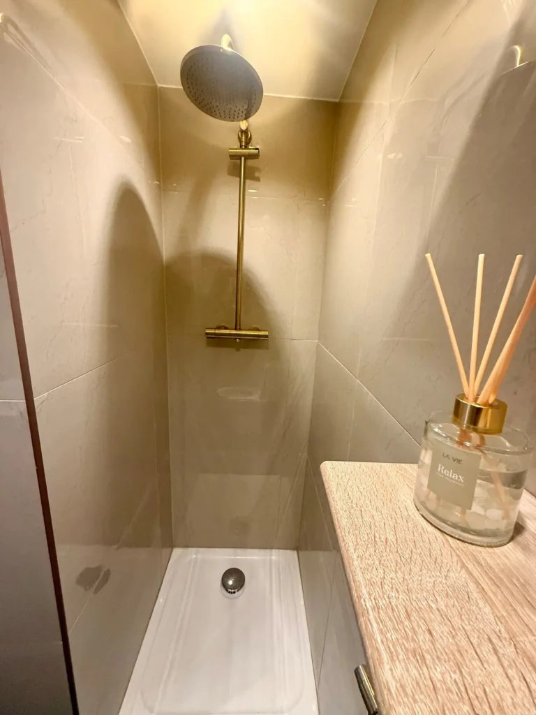 Détail de la douche moderne dans un grand studio climatisé à Marseille