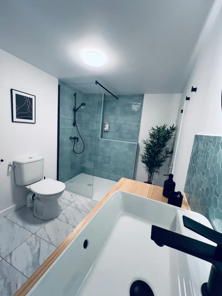 Salle de bain moderne avec douche spacieuse dans un studio à Bordeaux Saint Michel