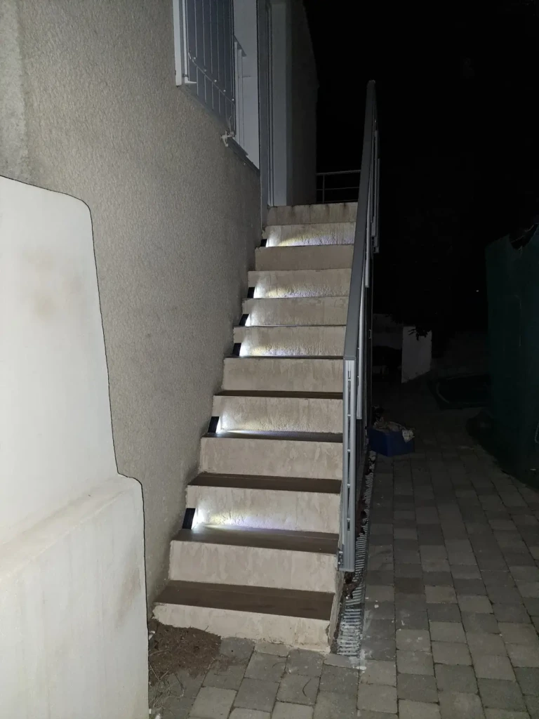 Escaliers éclairés menant au studio indépendant dans le quartier calme de Marseille