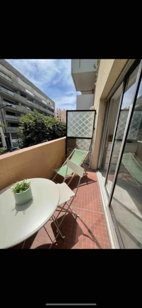 Terrasse ensoleillée d'un T1 à Marseille 7e avec mobilier de jardin