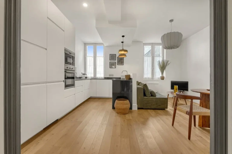 Alt:** Appartement moderne de deux pièces avec cuisine équipée et coin salon à Toulouse