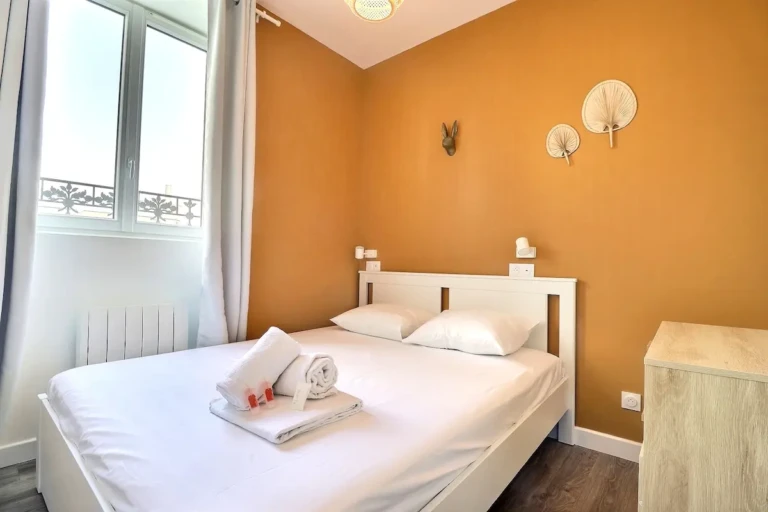Chambre accueillante avec grand lit et décoration moderne à Lyon Part-Dieu