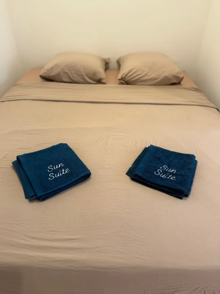 Grand studio climatisé avec linge de lit à Marseille