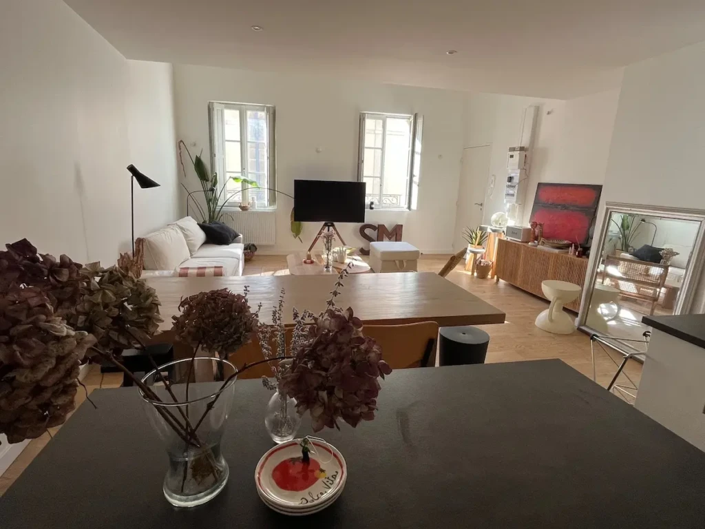 Appartement T2 lumineux et rénové à Saint Michel avec espace repas convivial