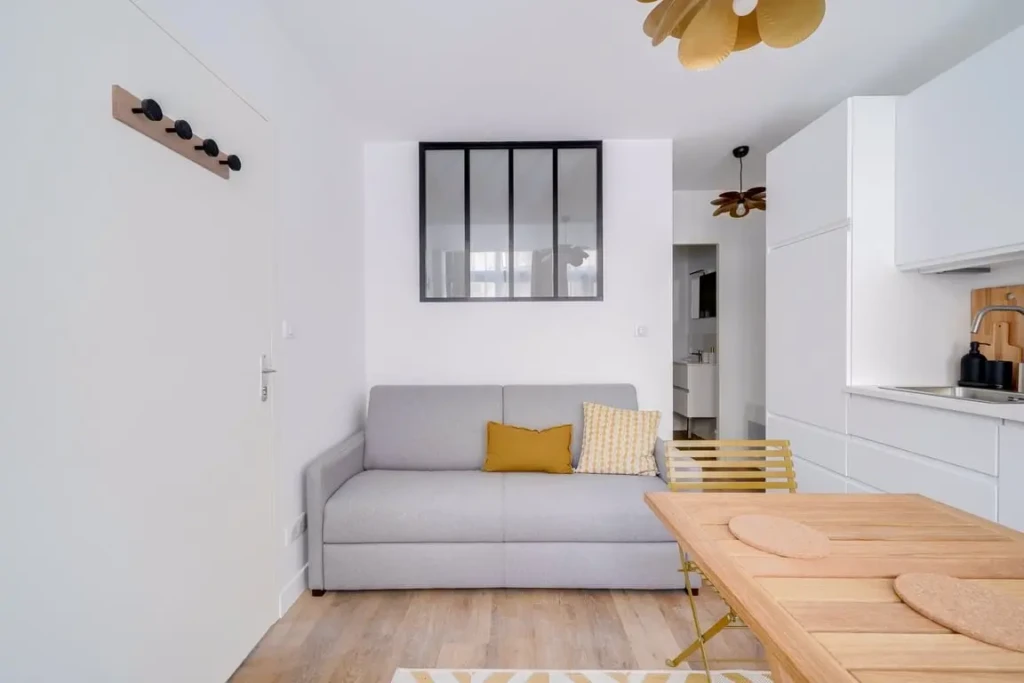 Alt:** Salon lumineux et moderne d'un appartement à Bordeaux Chartrons