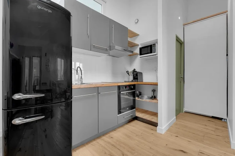 Cuisine équipée d'un loft moderne à Toulouse, spacieuse et lumineuse
