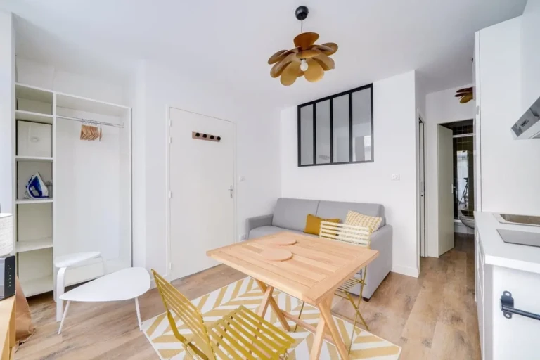 Intérieur d'un appartement charmant à Bordeaux dans le quartier des Chartrons, avec un salon et une table à manger.