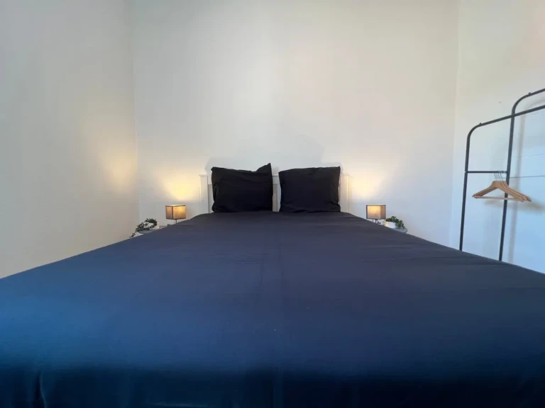 Chambre confortable avec lit double et lumières tamisées à Toulouse, quartier du Busca
