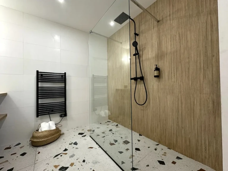 Salle de bain moderne et spacieuse de l'appartement Casa Burdigala à Bordeaux