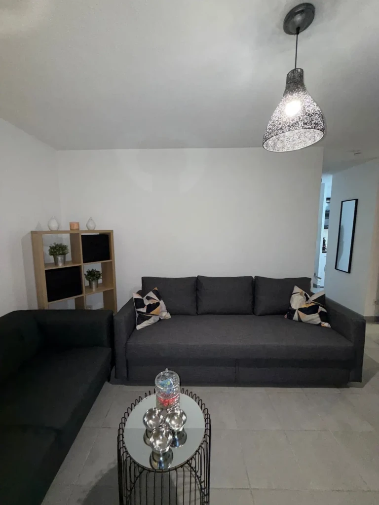 Salon lumineux d'un appartement moderne à Marseille, avec canapé confortable et décoration élégante