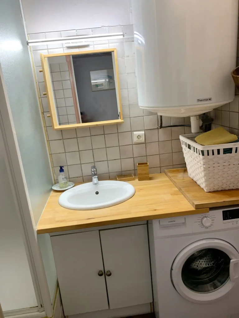 Salle de bain moderne dans un T2 lumineux à la Madrague de Montredon