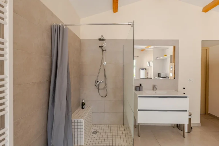 Salle de bain moderne avec douche à l'italienne dans un logement à Marseille
