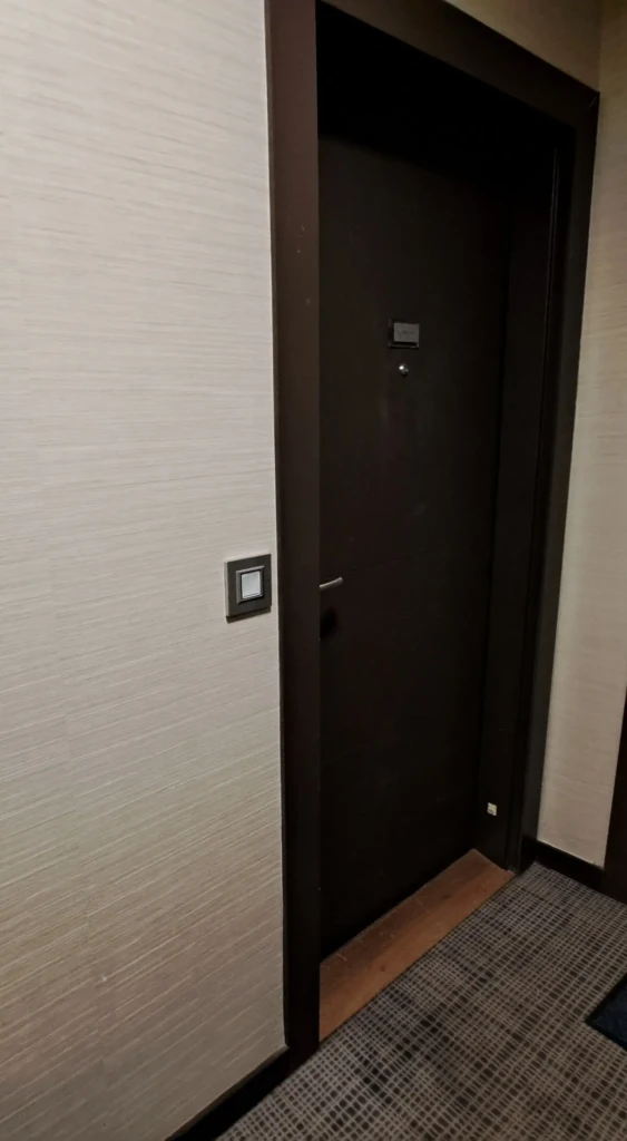 Porte d'entrée de L'Atelier Rochecardon à Vaise-Rochecardon