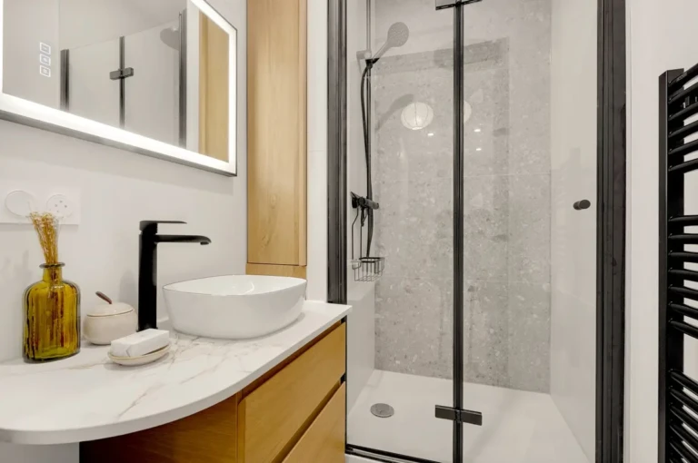Salle de bain moderne avec douche et lavabo élégant à Toulouse