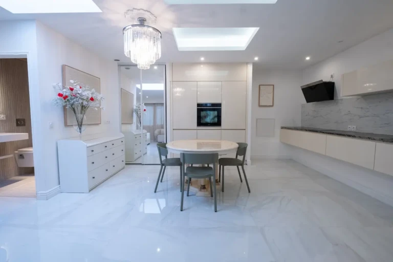 Intérieur élégant du T2 à Toulouse, avec un salon lumineux et une cuisine moderne.