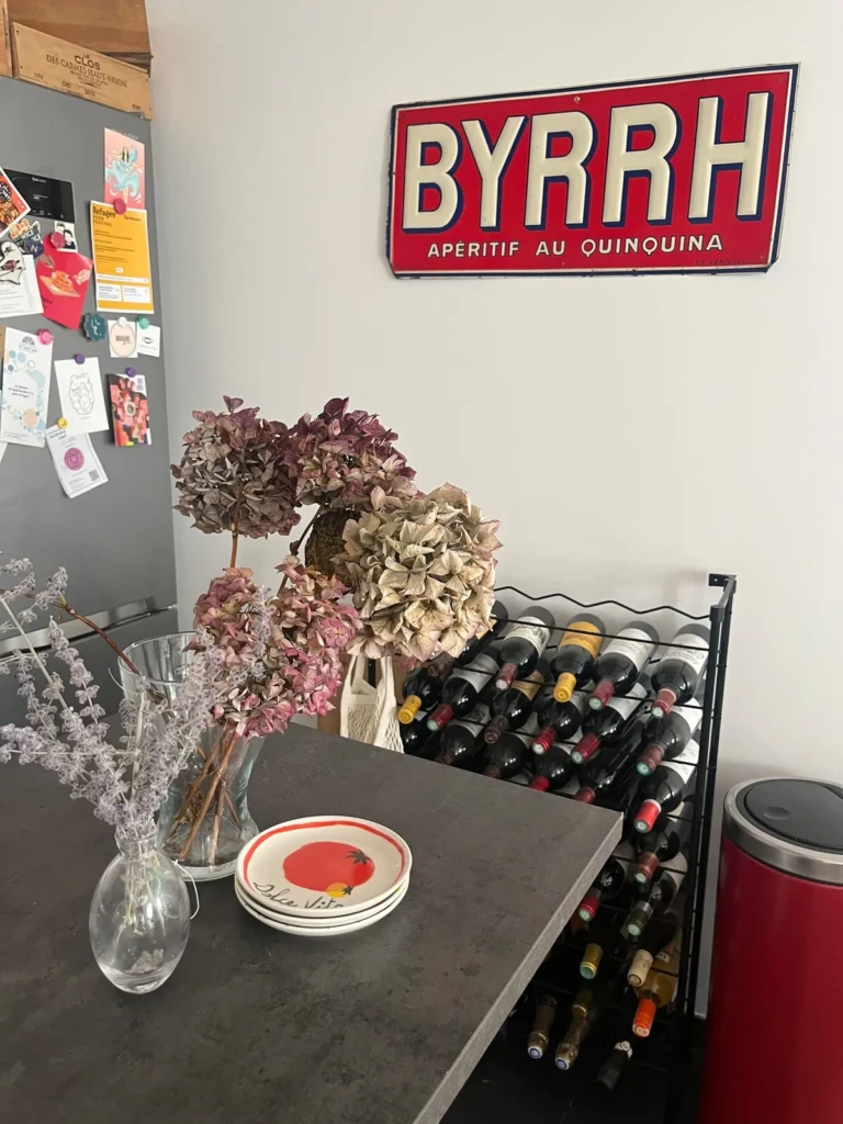 Alt:** Espace cuisine avec décoration vintage et rangement à vin.