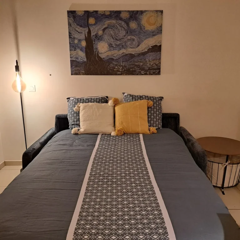 Espace chambre moderne à l'Atelier Rochecardon à Lyon, avec literie confortable et décoration soignée.