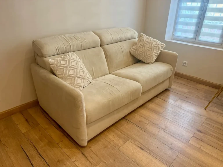 Canapé confortable dans un grand studio climatisé à Marseille